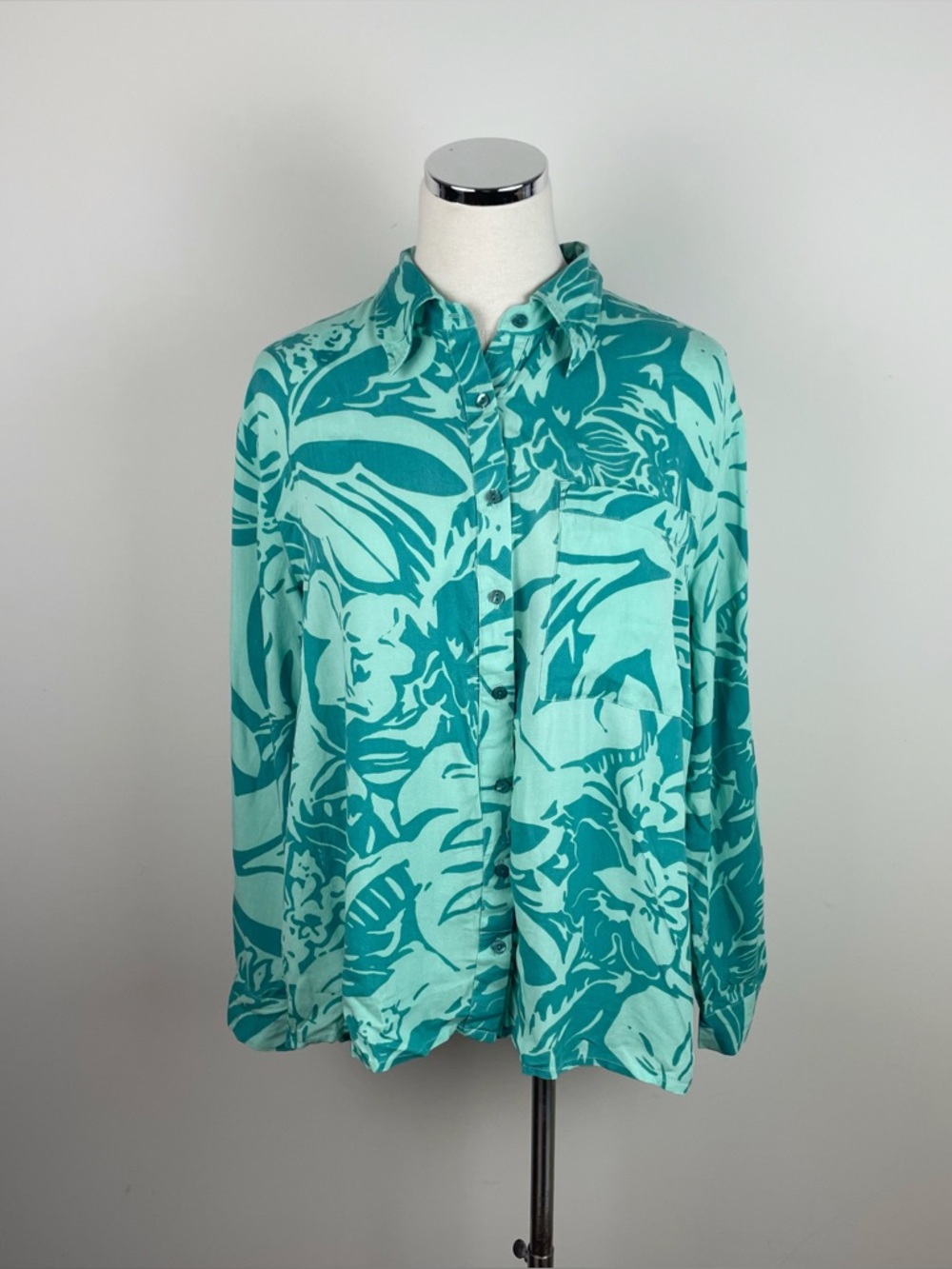 True Destinations Green Teal Tropical Floral Button Down Collared Shirt Top
